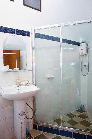 โรงแรม ปราสาท ฮาวเชาว์ บีช รีสอร์ท (Castle Howchow Beach Resort Hotel)1