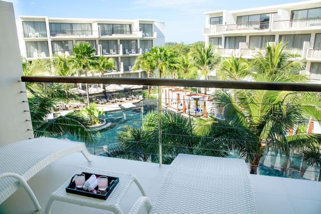 Deluxe King Pool View