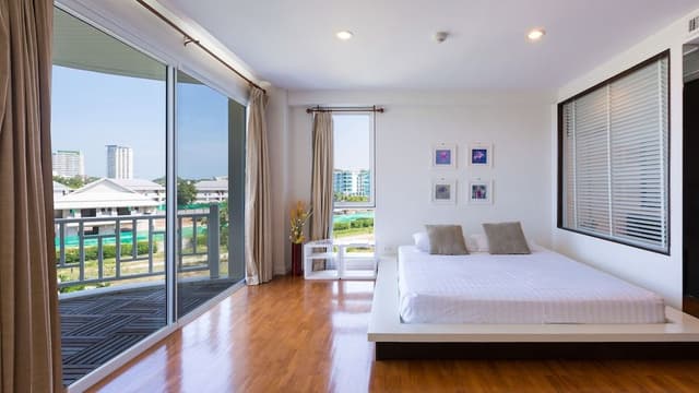 2 Bedroom Apartment with Sea View (Free WIFI in room)
