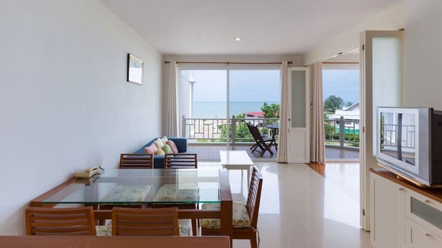 2 Bedroom Apartment with Sea View (Free WIFI in room)