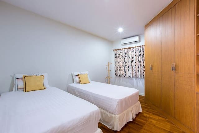 2 Bedroom Apartment with Sea View (Free WIFI in room)