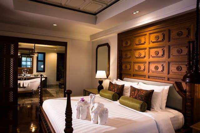 Riverfront Colonial Suite