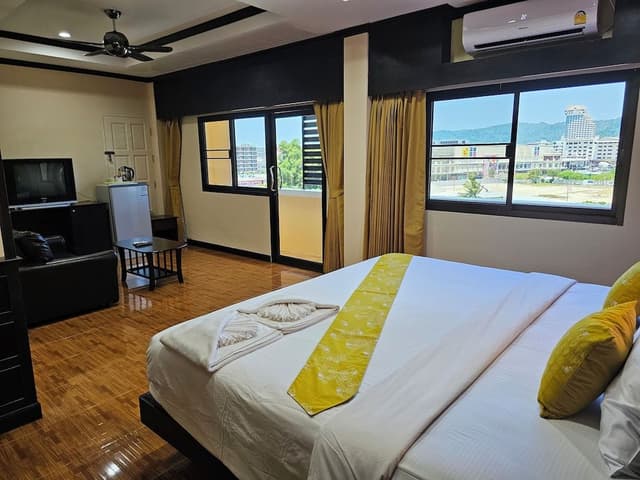 Deluxe Double Room, 1 King Bed, City View