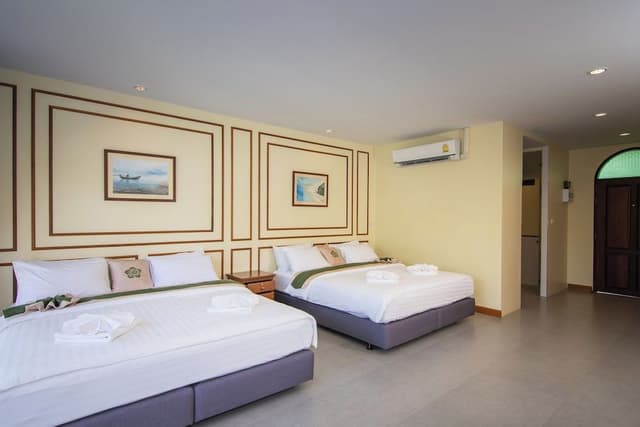 Family Room, 2 Double Beds, Refrigerator, Garden View