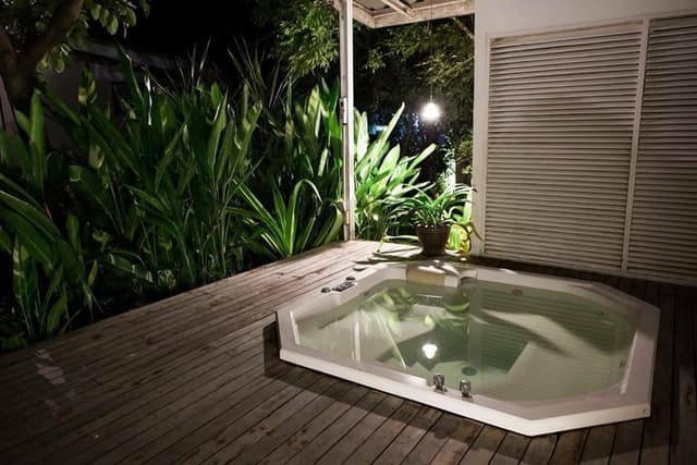Courtyard Suite with Private Jacuzzi