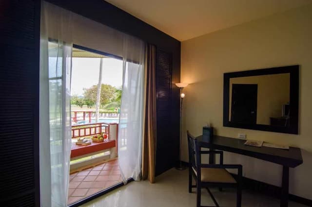 Superior 1 king bed Pool View
