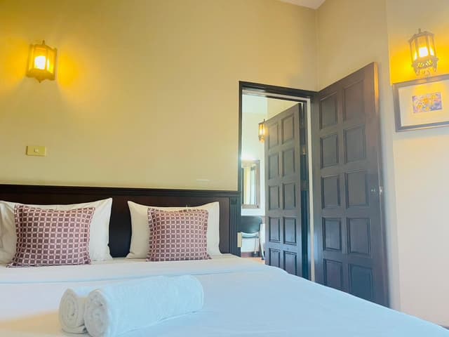 Deluxe Connecting King and Twin Rooms
