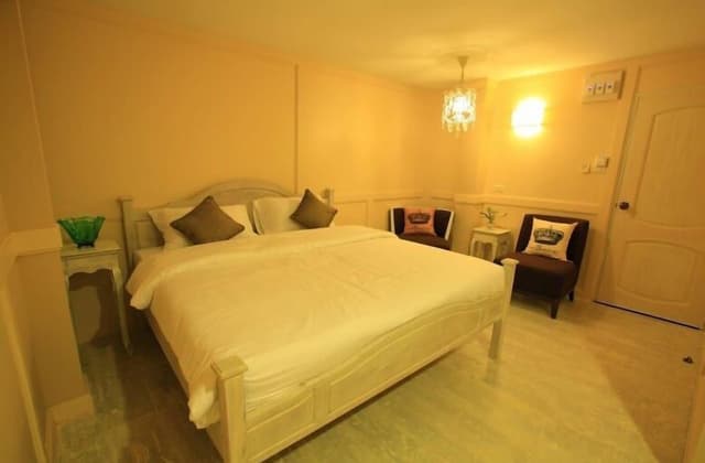 Vintage Room with Shared Bathroom