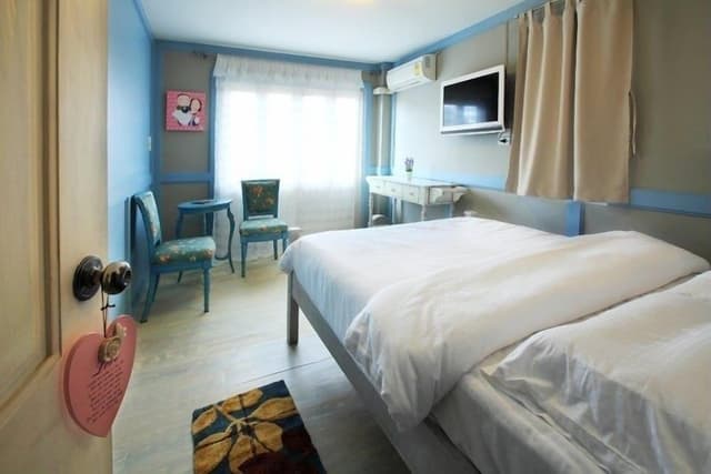 Vintage Room with Shared Bathroom