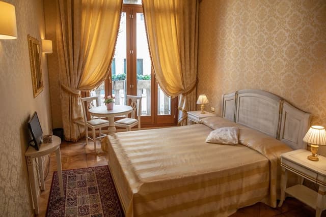 Superior Double Room, Private Bathroom (In Corridoio)