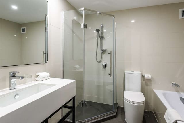 DELUXE BALCONY TWIN ROOM