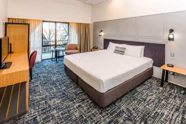 DELUXE BALCONY KING ROOM
