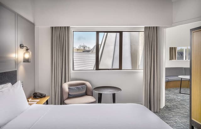 KING JUNIOR SUITE