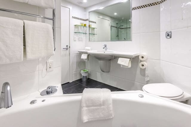 KING JUNIOR SUITE