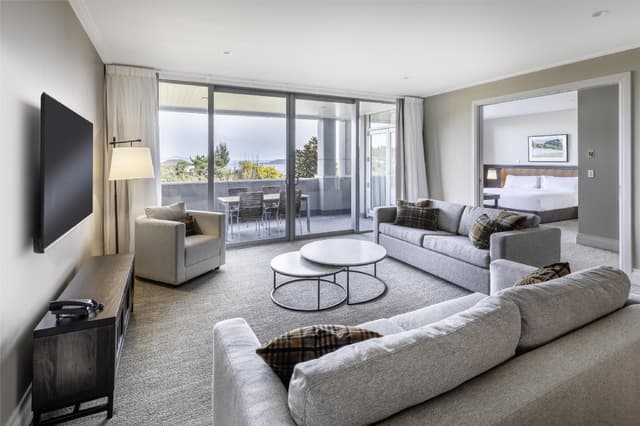 ONE BEDROOM KING APARTMENT PLUS