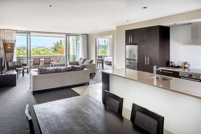ONE BEDROOM KING APARTMENT
