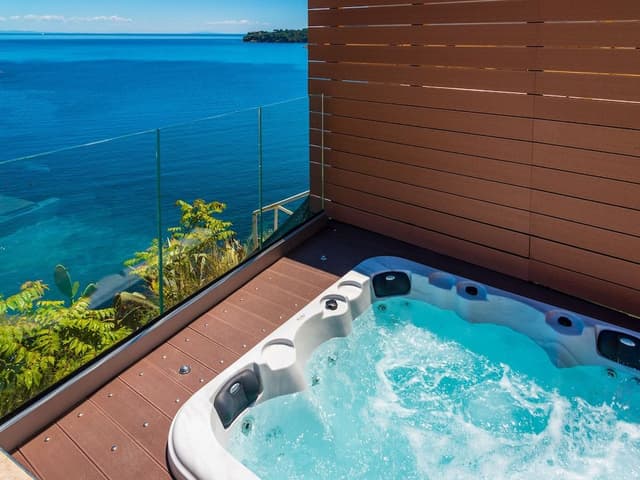 Suite, Hot Tub