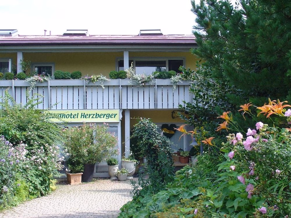 Landhotel Herzberger0