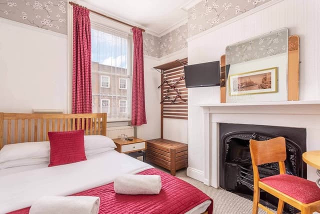 Double room with shared bathroom