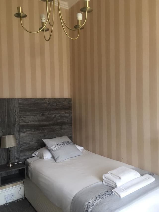 Single Room, Shared Bathroom (Room 6)