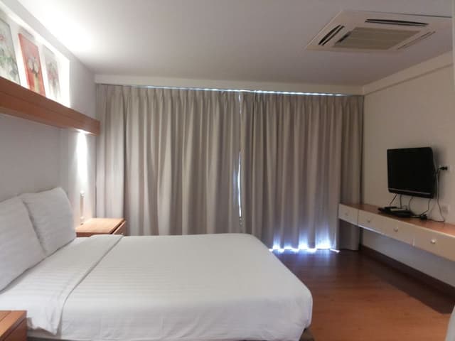 1 Bedroom Apartment, Lake View