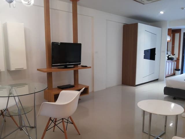 Studio, Lake View