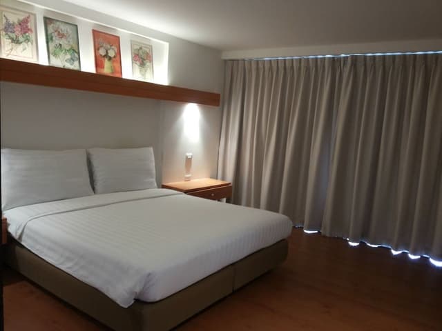 1 Bedroom Apartment, Lake View