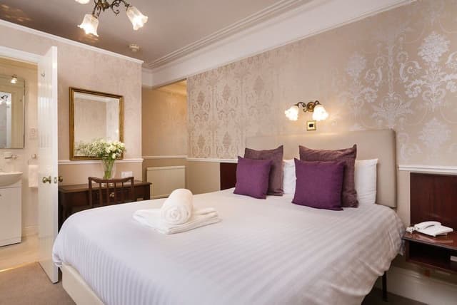 Standard Room (King)