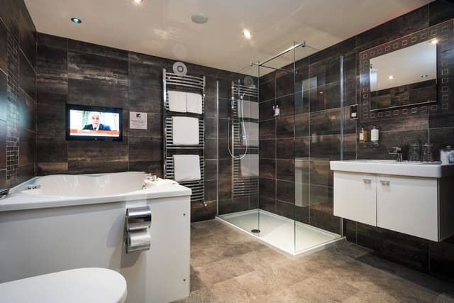 Retreat Suite with Stunning Spa Bathroom