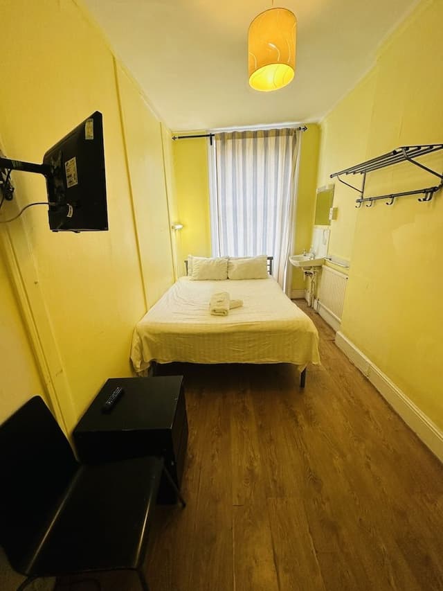 Basic Double Room (Shared Bathroom)