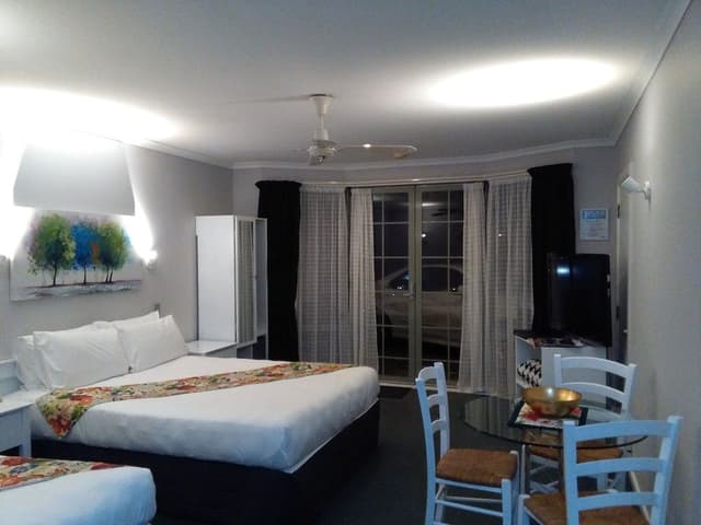 Business Studio Suite, Multiple Beds, Jetted Tub