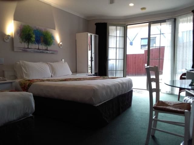 Business Studio Suite, Multiple Beds, Jetted Tub