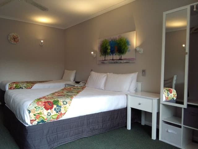 Business Studio Suite, Multiple Beds, Jetted Tub