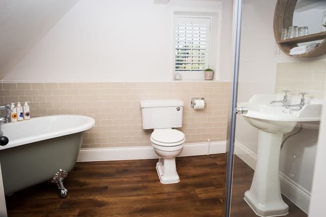 Deluxe King Suite 3