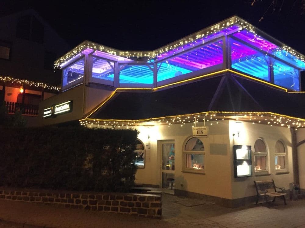 Hotel & Restaurant Park Cafe ISA Hotel & Restaurant Park Cafe ISA