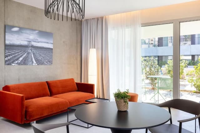 Suite with view onto the swimming pool