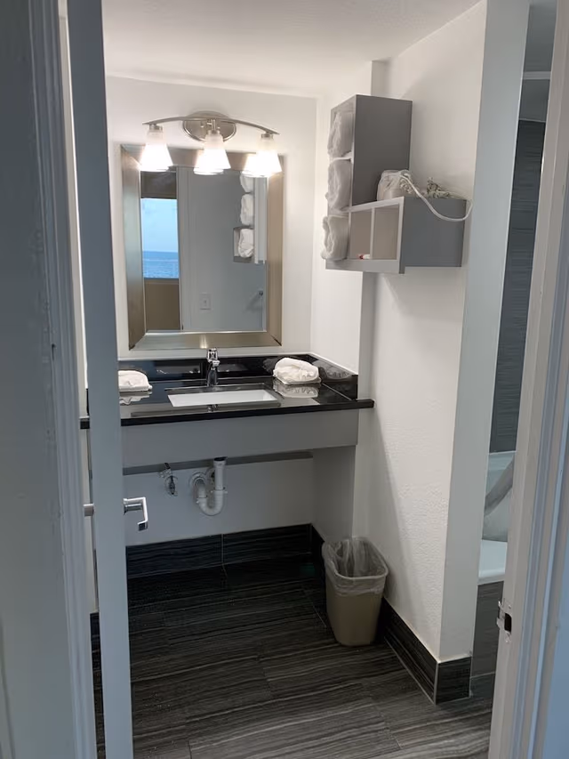 Deluxe Studio Suite, 1 King Bed, Hot Tub, Partial Ocean View