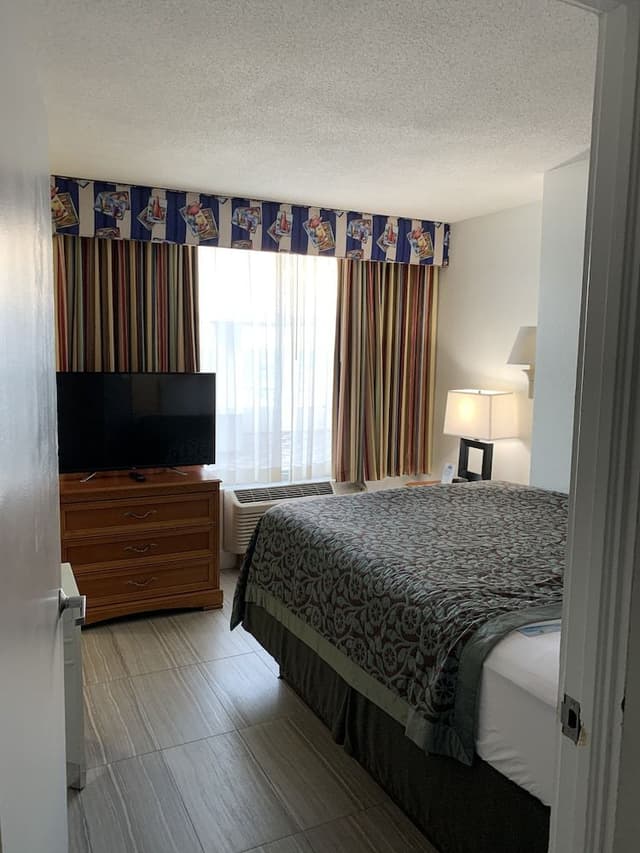 Deluxe Studio Suite, 1 King Bed, Hot Tub, Partial Ocean View