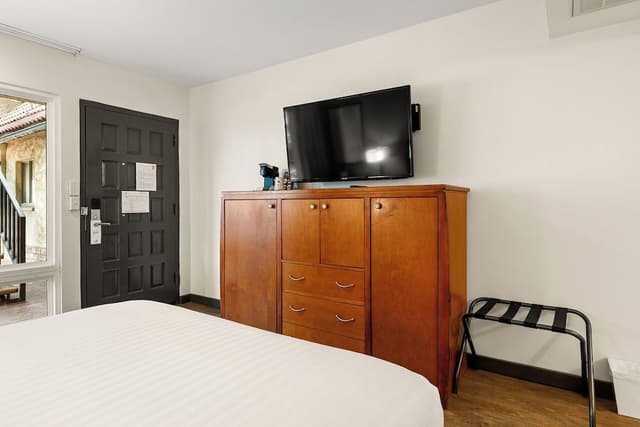 Standard Room, 1 Queen Bed, Roll-in Shower