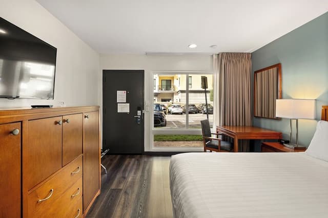 Standard Room, 1 Queen Bed, Accessible, Bathtub