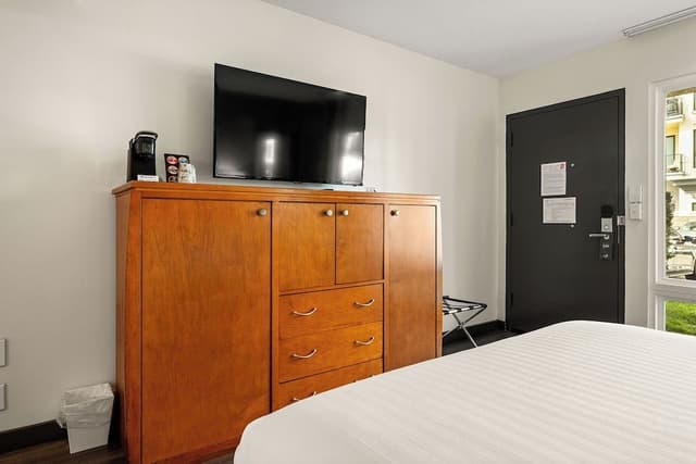 Standard Room, 1 Queen Bed, Accessible, Bathtub