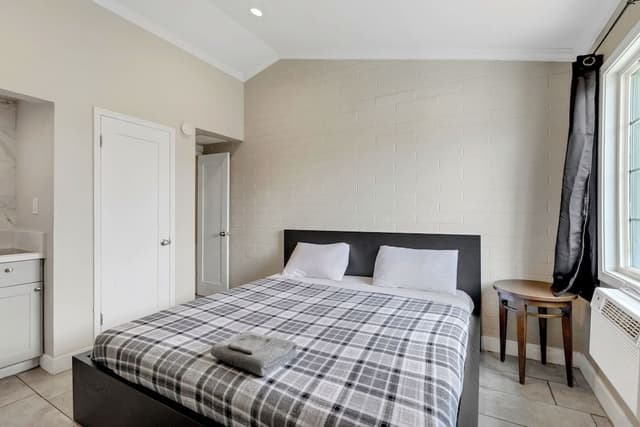 Standard Suite, 1 King Bed, Kitchenette, Ground Floor