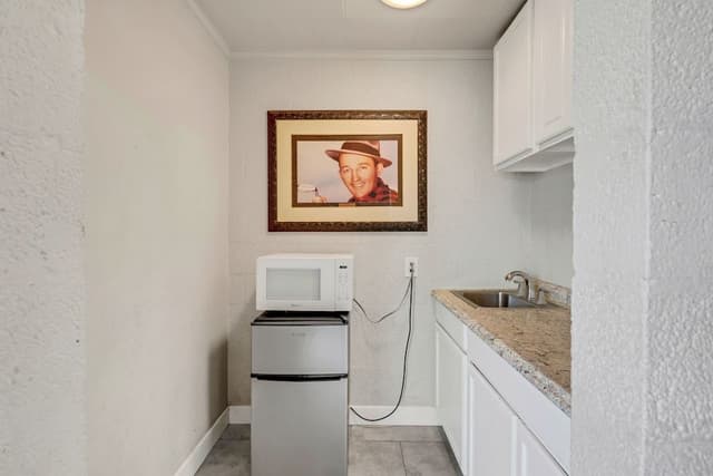 Standard Suite, 1 King Bed, Kitchenette, Ground Floor