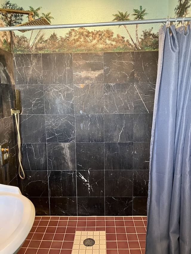Jungle Room with Jetted Tub