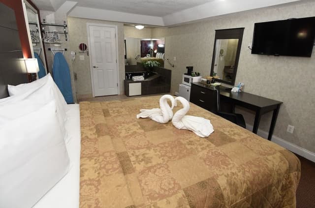 Deluxe Room, 1 King Bed, Non Smoking, Jetted Tub