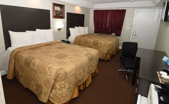 Deluxe Room, 2 Queen Beds, Non Smoking, Refrigerator & Microwave