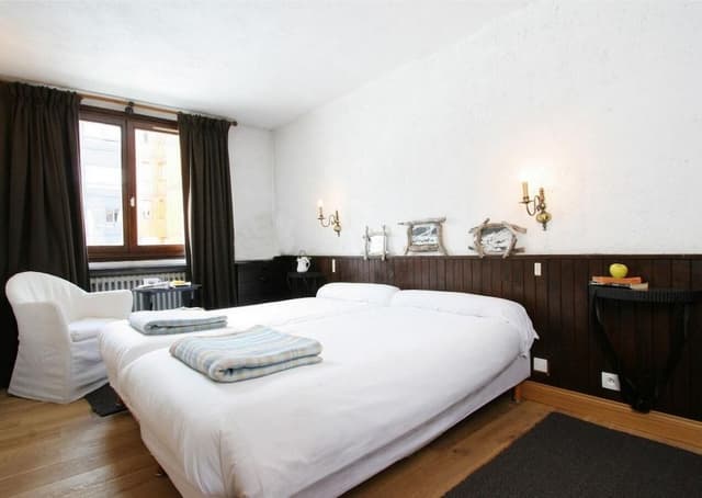 Twin Room, Bathtub