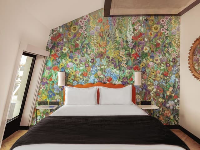 Comfort Room, City View