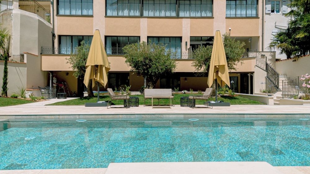 Hotel Laperouse1