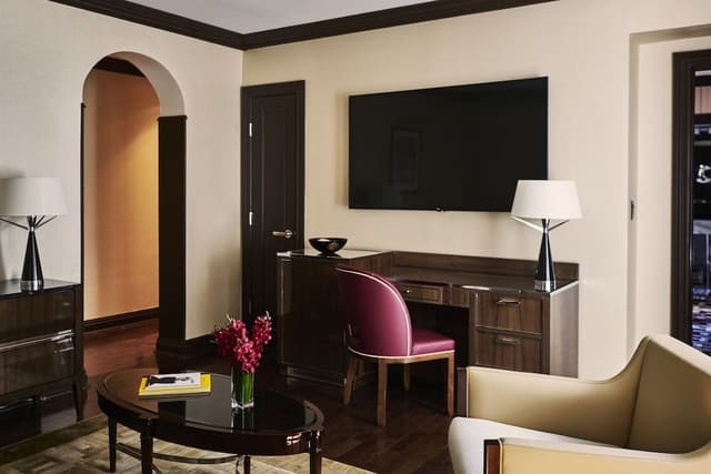 Suite, 1 King Bed with Sofa bed (Iroquois)